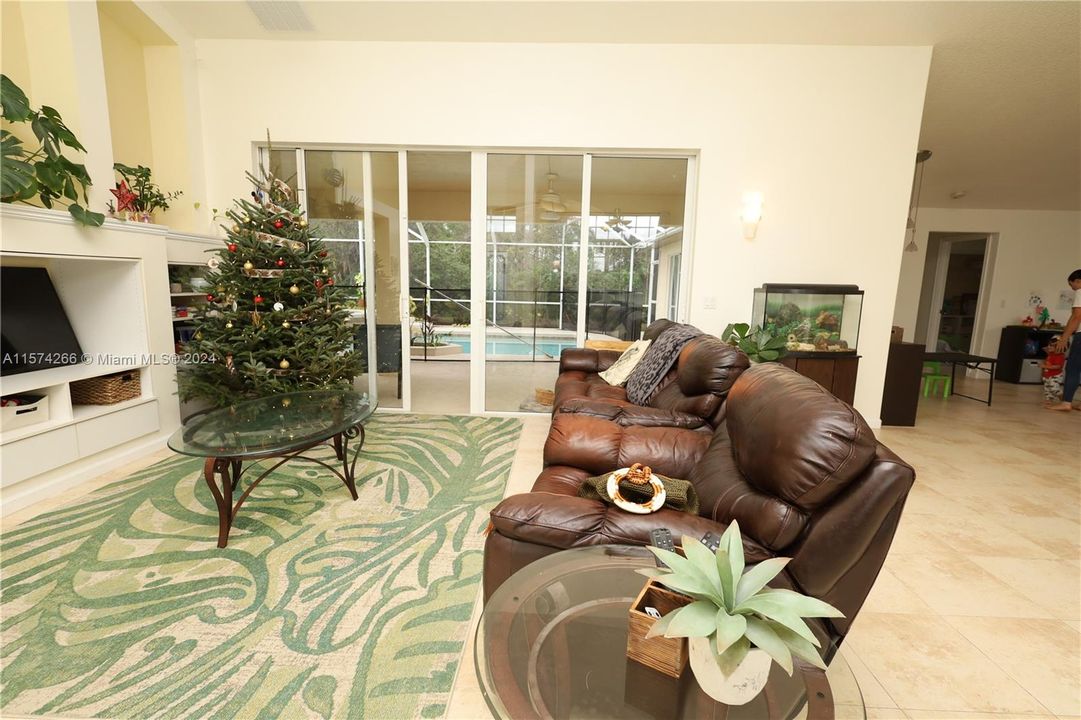 Recently Rented: $3,200 (4 beds, 2 baths, 2310 Square Feet)