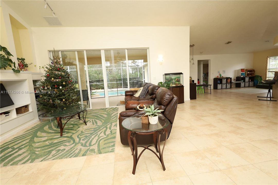 Recently Rented: $3,200 (4 beds, 2 baths, 2310 Square Feet)