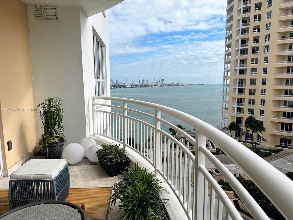 For Sale: $699,000 (1 beds, 1 baths, 1087 Square Feet)