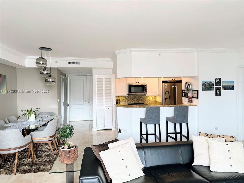For Sale: $699,000 (1 beds, 1 baths, 1087 Square Feet)