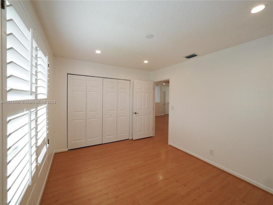 For Sale: $1,000,000 (5 beds, 2 baths, 3008 Square Feet)