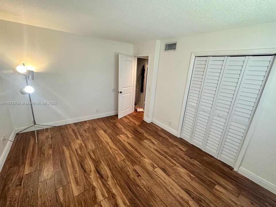 For Sale: $389,900 (2 beds, 2 baths, 1231 Square Feet)