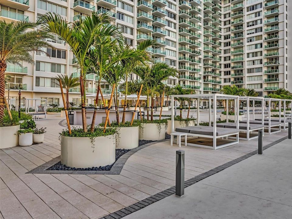 Active With Contract: $4,000 (1 beds, 1 baths, 962 Square Feet)