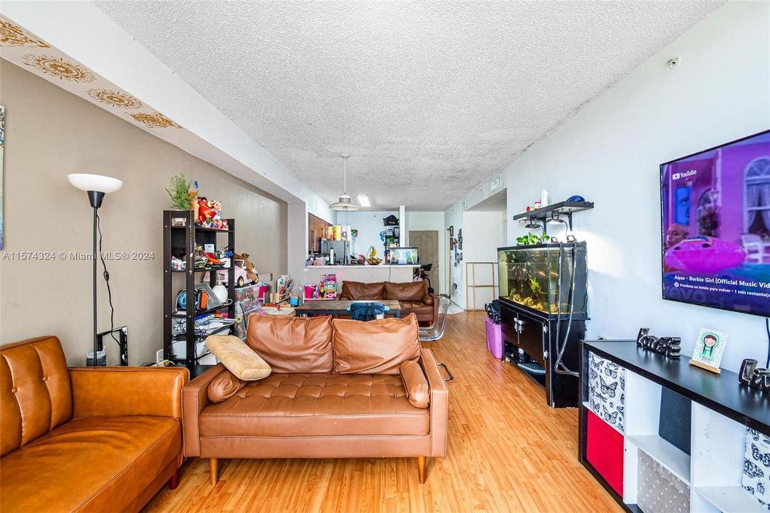 For Sale: $288,000 (2 beds, 1 baths, 860 Square Feet)