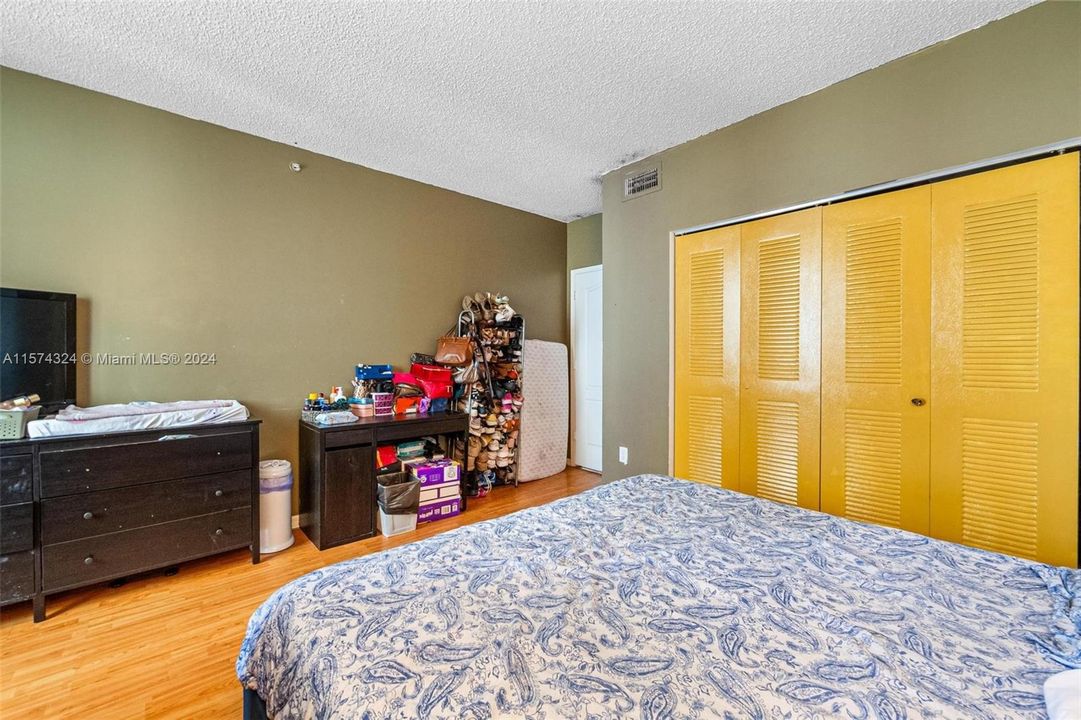 For Sale: $288,000 (2 beds, 1 baths, 860 Square Feet)