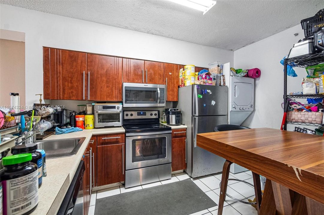 For Sale: $288,000 (2 beds, 1 baths, 860 Square Feet)