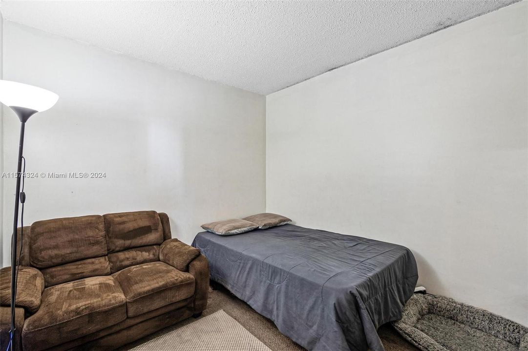 For Sale: $288,000 (2 beds, 1 baths, 860 Square Feet)
