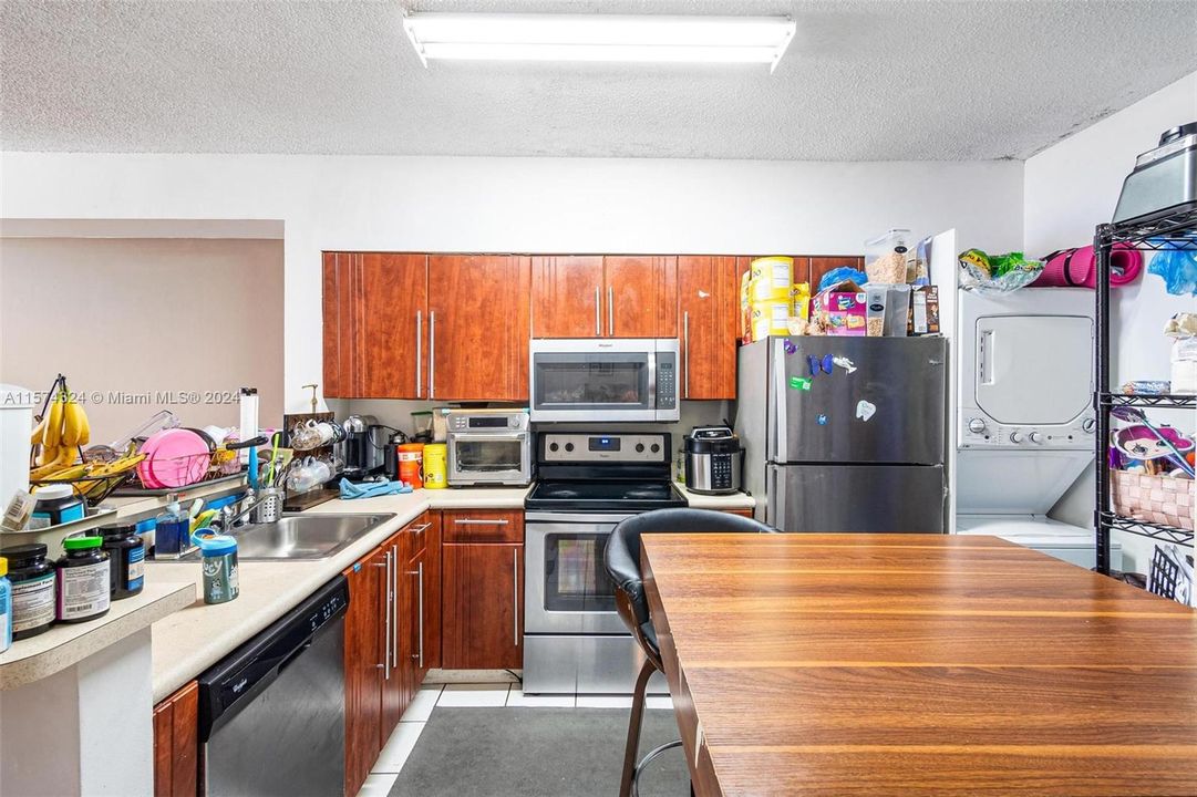 For Sale: $288,000 (2 beds, 1 baths, 860 Square Feet)