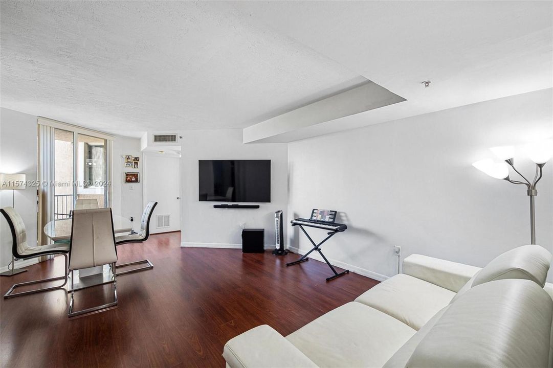 For Sale: $264,000 (2 beds, 2 baths, 949 Square Feet)