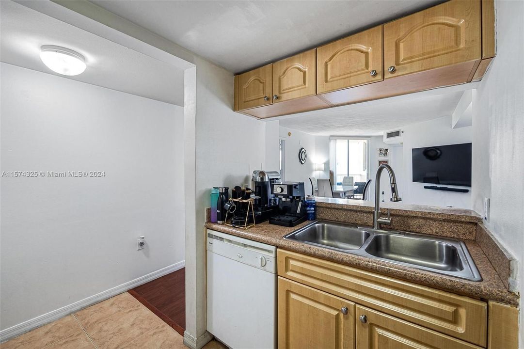For Sale: $264,000 (2 beds, 2 baths, 949 Square Feet)