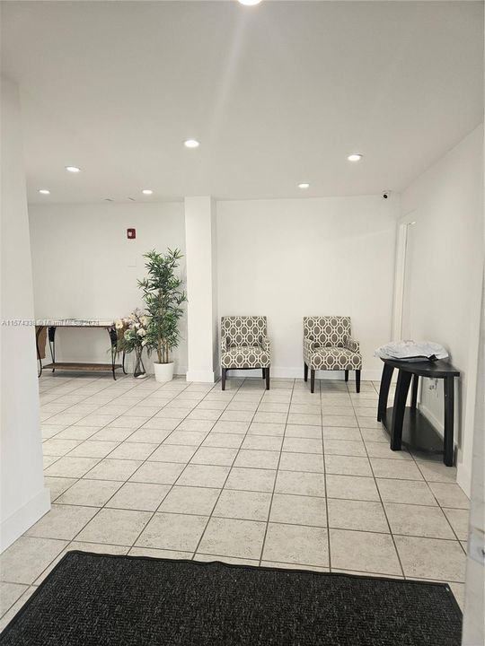 Active With Contract: $1,950 (1 beds, 2 baths, 843 Square Feet)