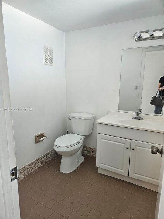 Active With Contract: $1,950 (1 beds, 2 baths, 843 Square Feet)
