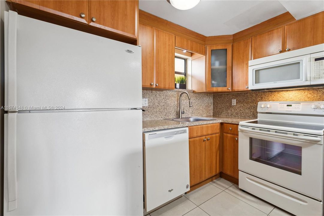 For Sale: $312,000 (2 beds, 2 baths, 1036 Square Feet)