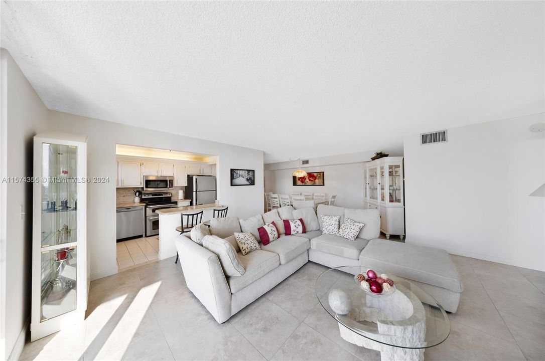 For Sale: $329,000 (2 beds, 2 baths, 1288 Square Feet)