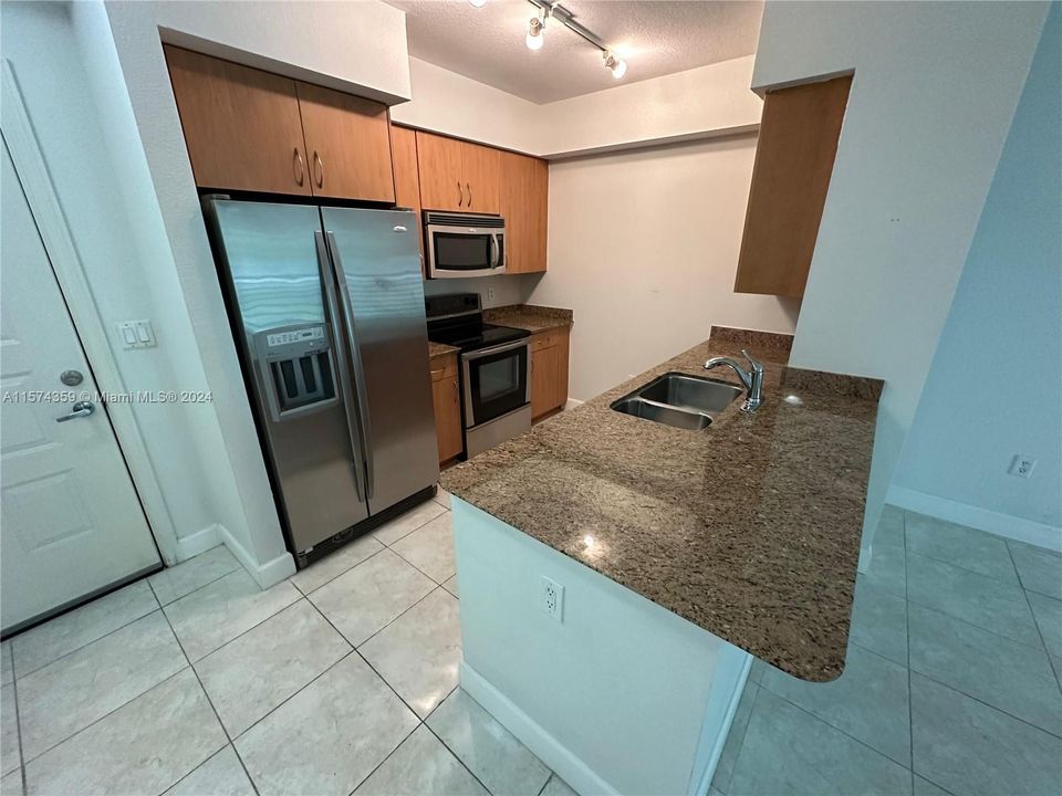 For Rent: $2,100 (1 beds, 1 baths, 690 Square Feet)
