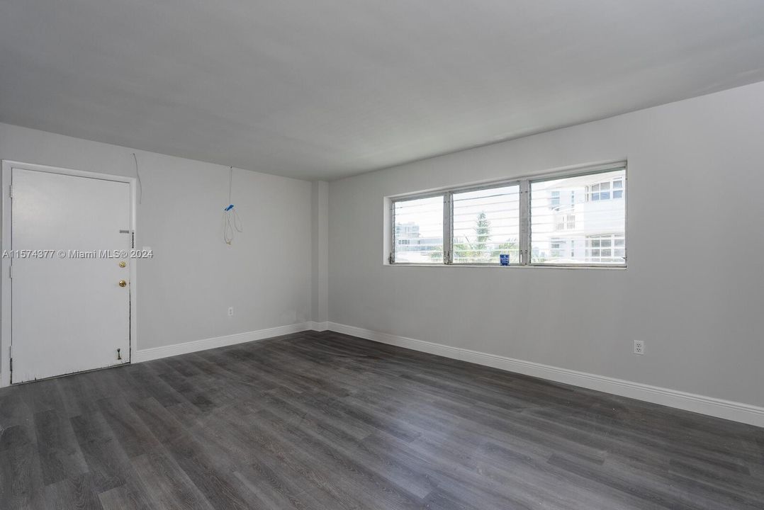 For Sale: $289,900 (1 beds, 1 baths, 667 Square Feet)