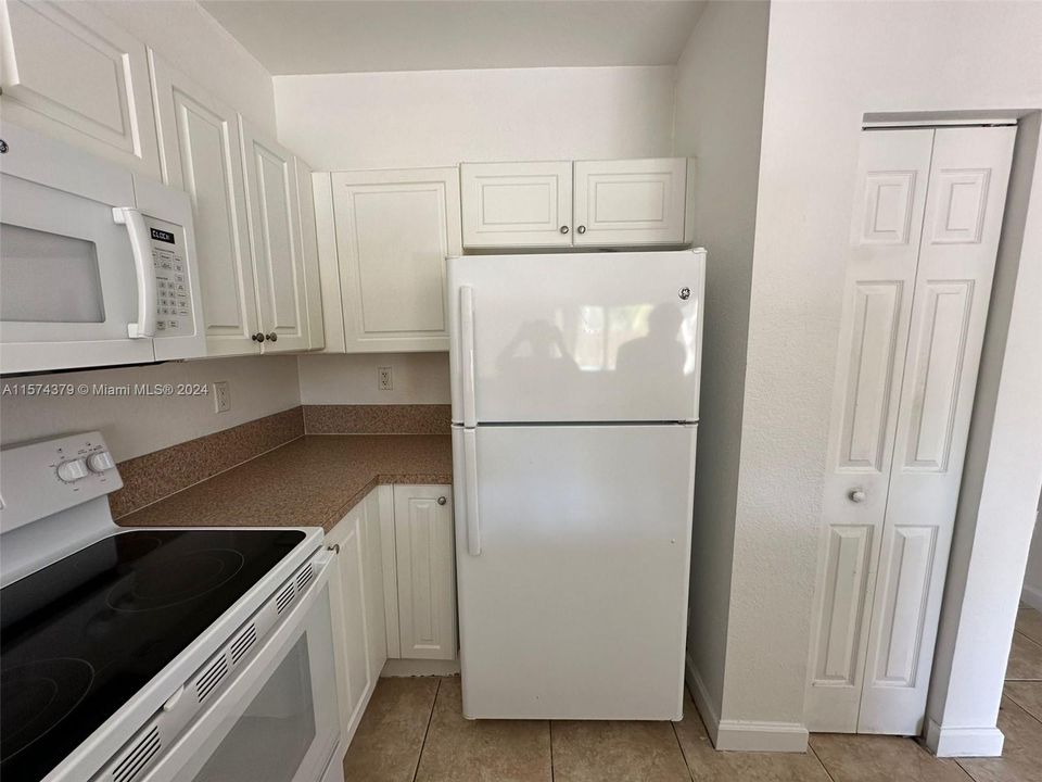 Active With Contract: $2,100 (3 beds, 2 baths, 1062 Square Feet)