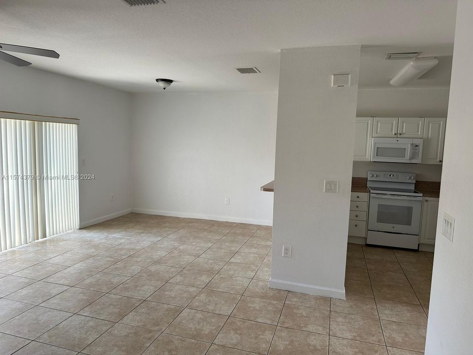 Active With Contract: $2,100 (3 beds, 2 baths, 1062 Square Feet)