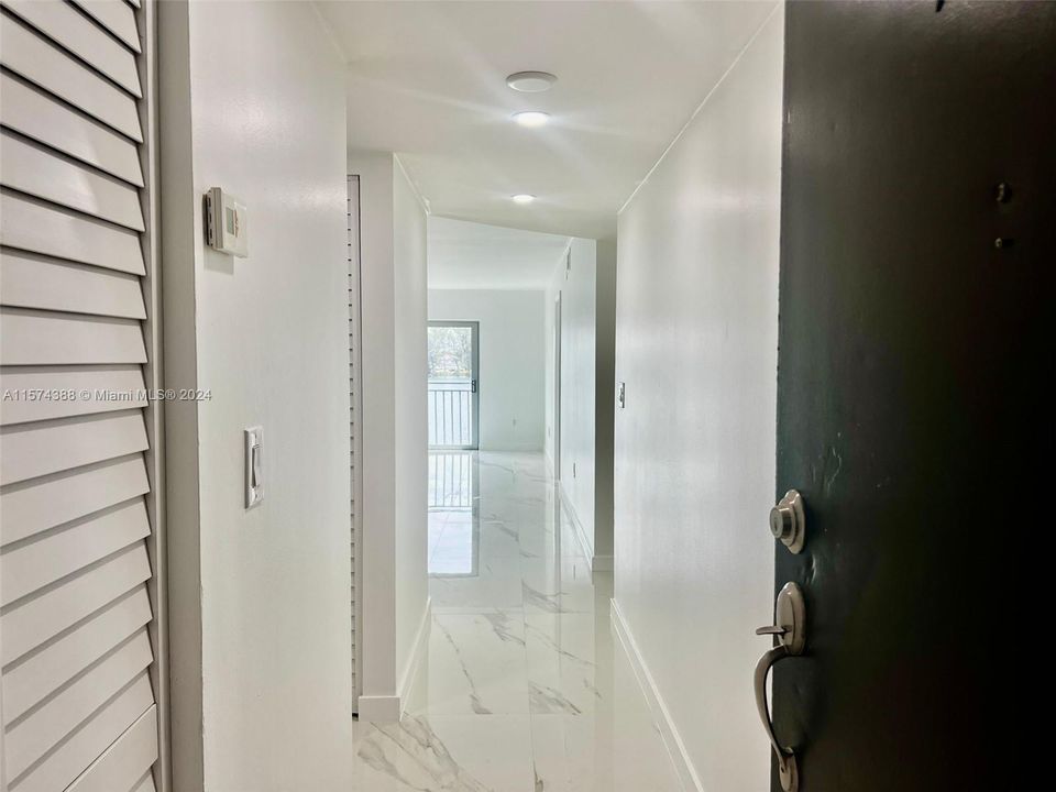 Active With Contract: $2,395 (2 beds, 2 baths, 1000 Square Feet)