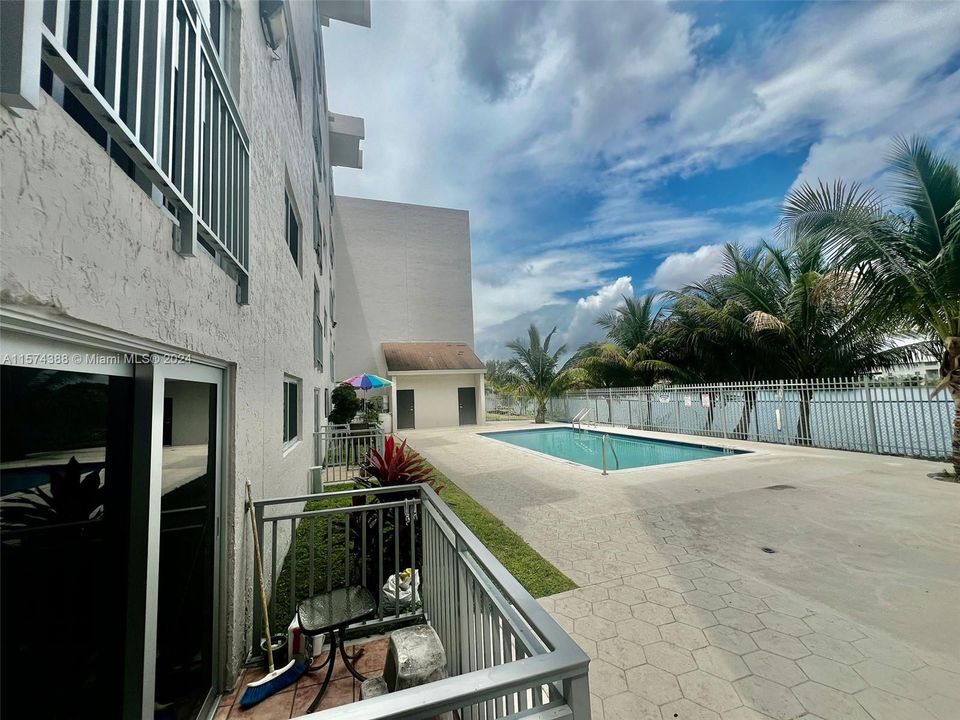 Active With Contract: $2,395 (2 beds, 2 baths, 1000 Square Feet)