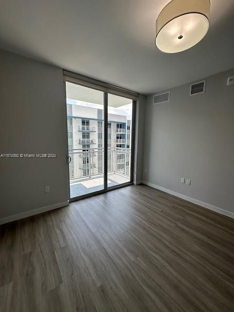 For Rent: $2,785 (2 beds, 2 baths, 900 Square Feet)
