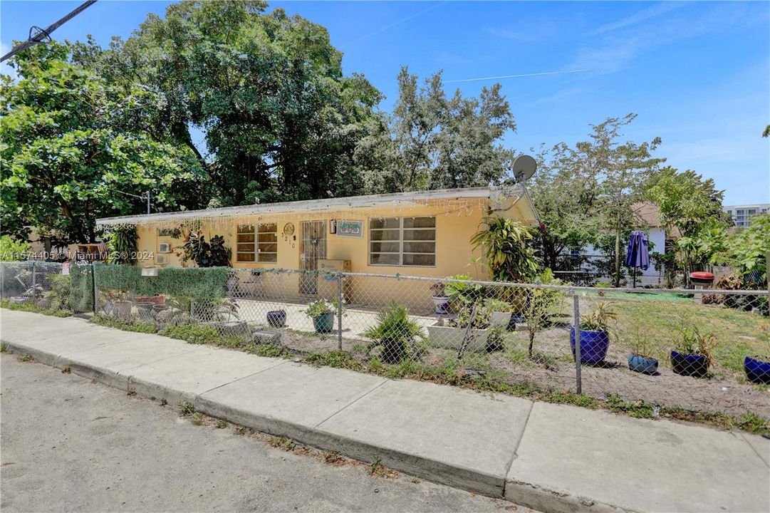 For Sale: $790,000 (2 beds, 1 baths, 990 Square Feet)