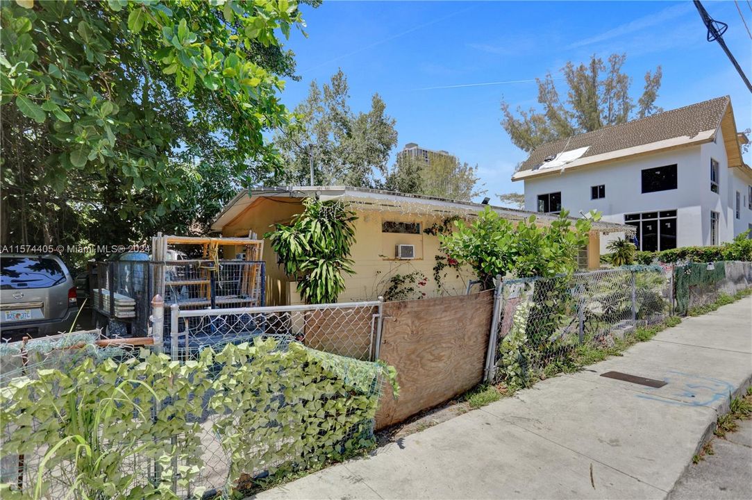 For Sale: $790,000 (2 beds, 1 baths, 990 Square Feet)