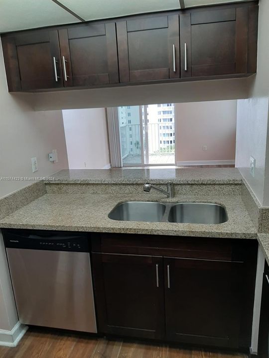 For Rent: $2,400 (1 beds, 1 baths, 593 Square Feet)