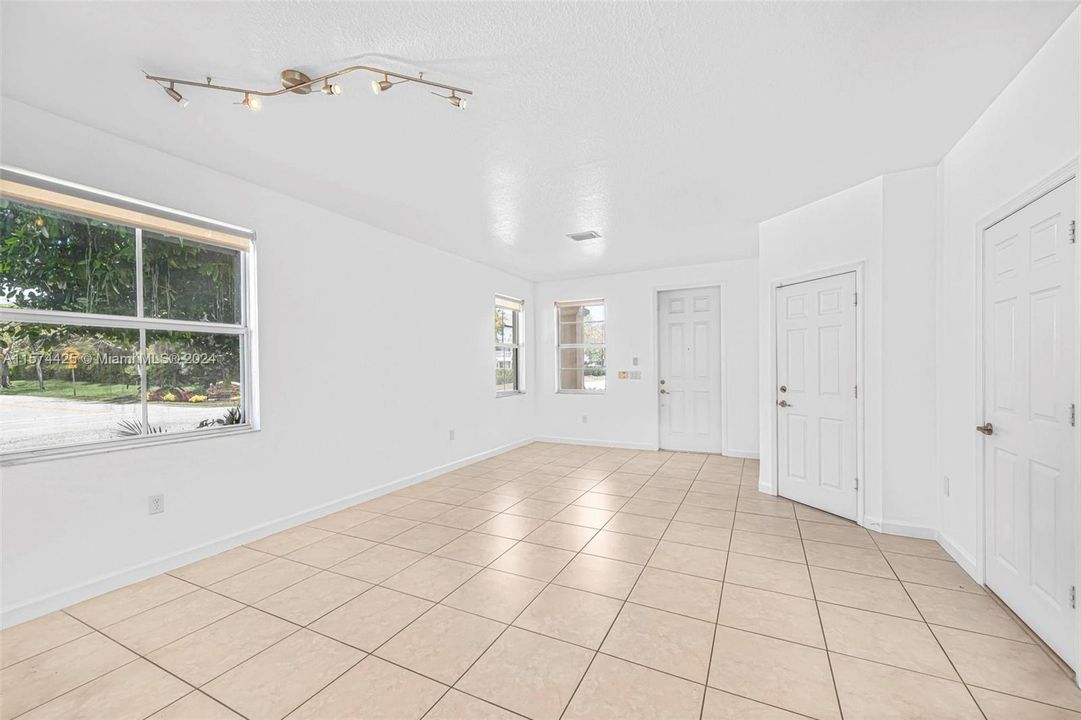 Active With Contract: $3,300 (3 beds, 2 baths, 1589 Square Feet)