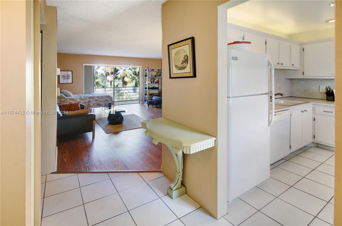 For Sale: $179,900 (1 beds, 1 baths, 830 Square Feet)