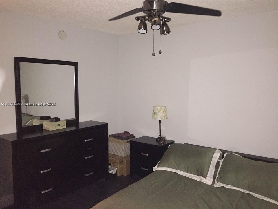For Sale: $250,000 (1 beds, 1 baths, 700 Square Feet)