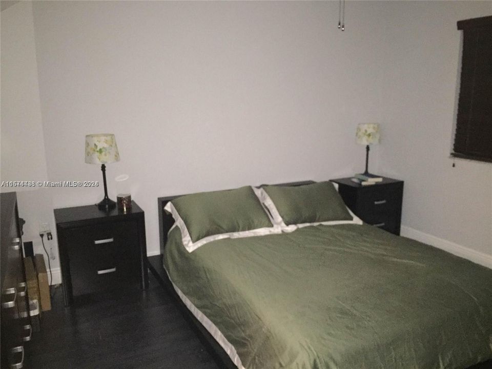 For Sale: $250,000 (1 beds, 1 baths, 700 Square Feet)