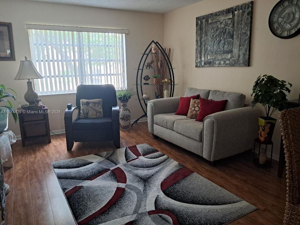 Active With Contract: $138,500 (1 beds, 1 baths, 650 Square Feet)