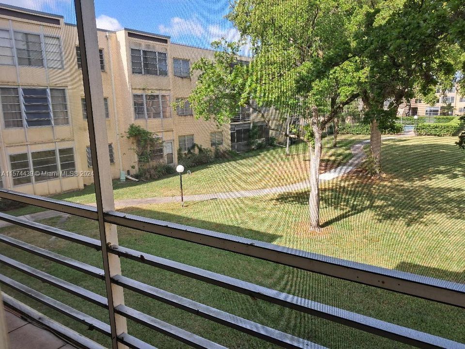 Active With Contract: $138,500 (1 beds, 1 baths, 650 Square Feet)
