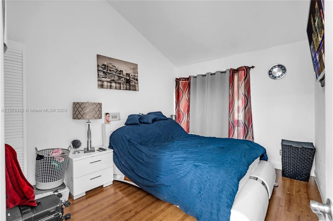 For Sale: $360,000 (2 beds, 1 baths, 1010 Square Feet)