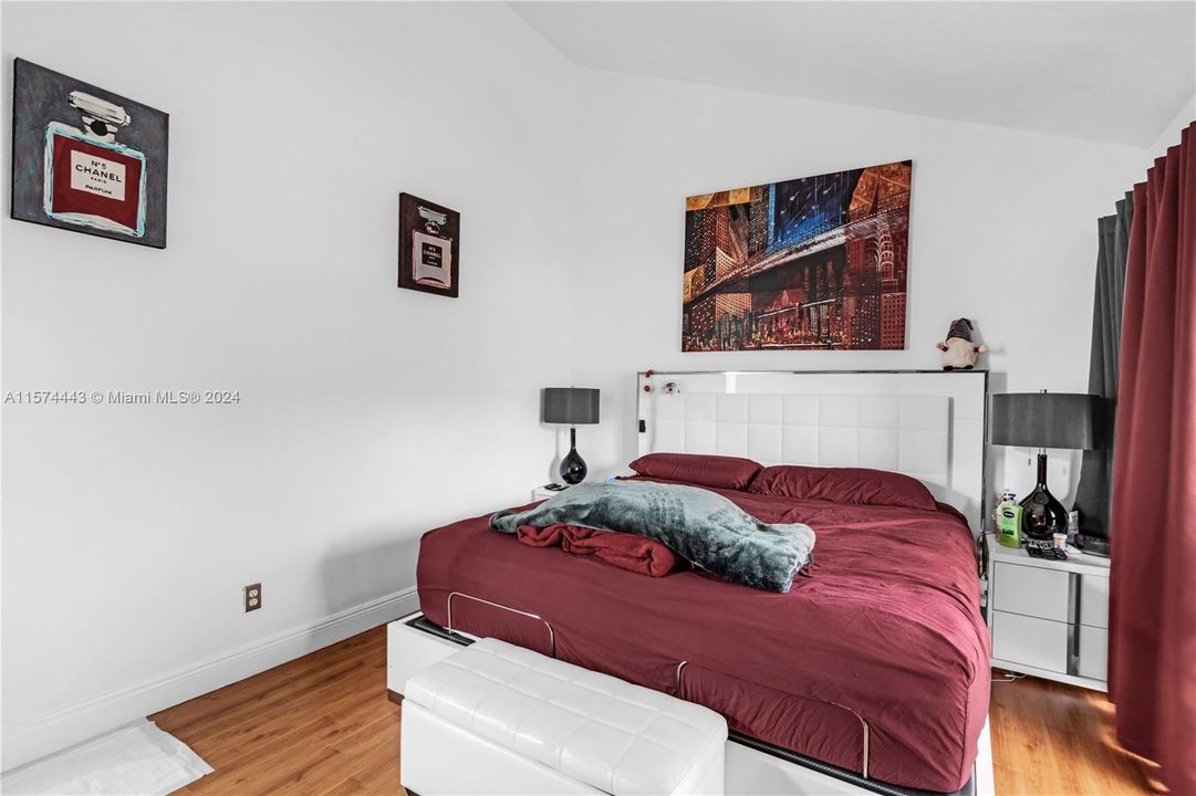 For Sale: $360,000 (2 beds, 1 baths, 1010 Square Feet)