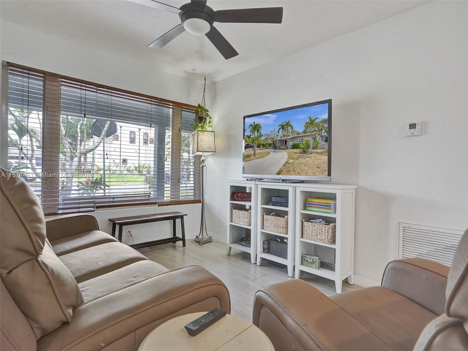 For Sale: $645,000 (3 beds, 2 baths, 1270 Square Feet)