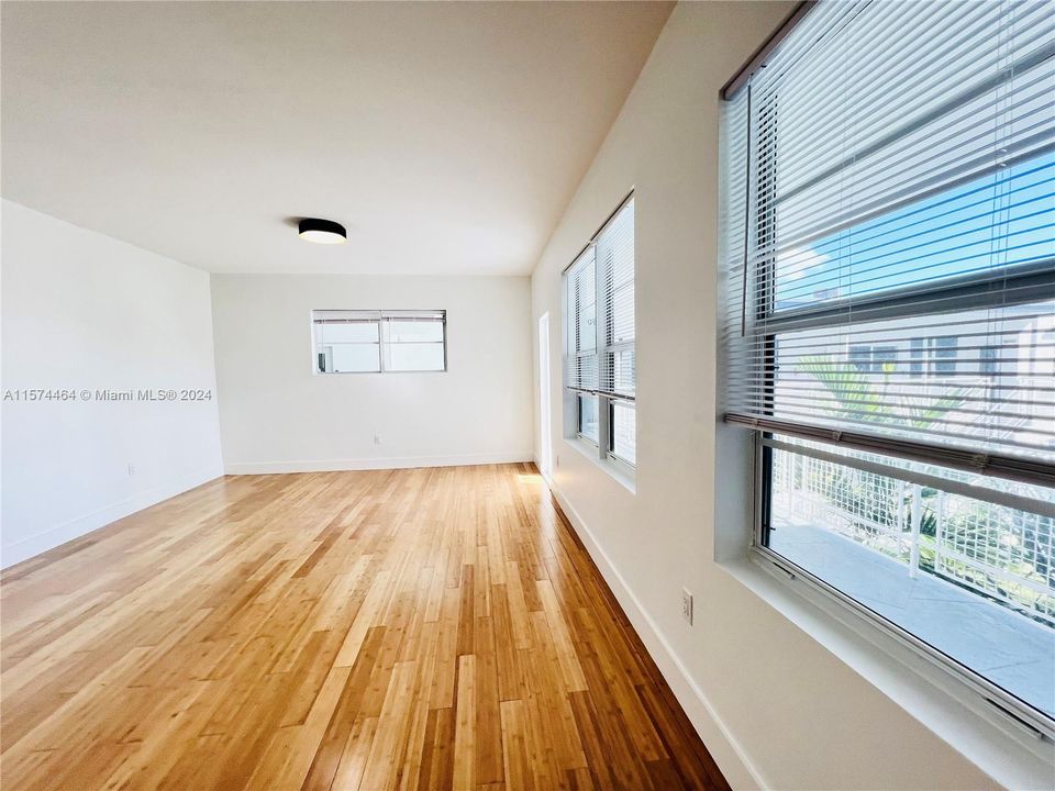 Active With Contract: $2,500 (1 beds, 1 baths, 900 Square Feet)