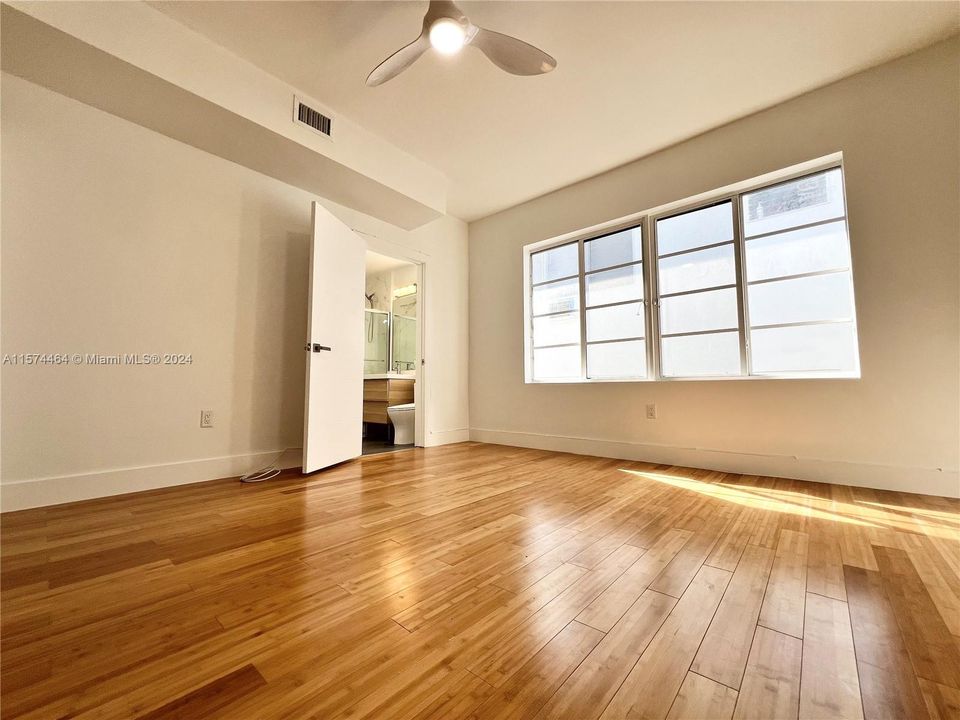 Active With Contract: $2,500 (1 beds, 1 baths, 900 Square Feet)