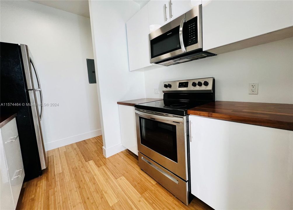 For Rent: $2,500 (1 beds, 1 baths, 900 Square Feet)