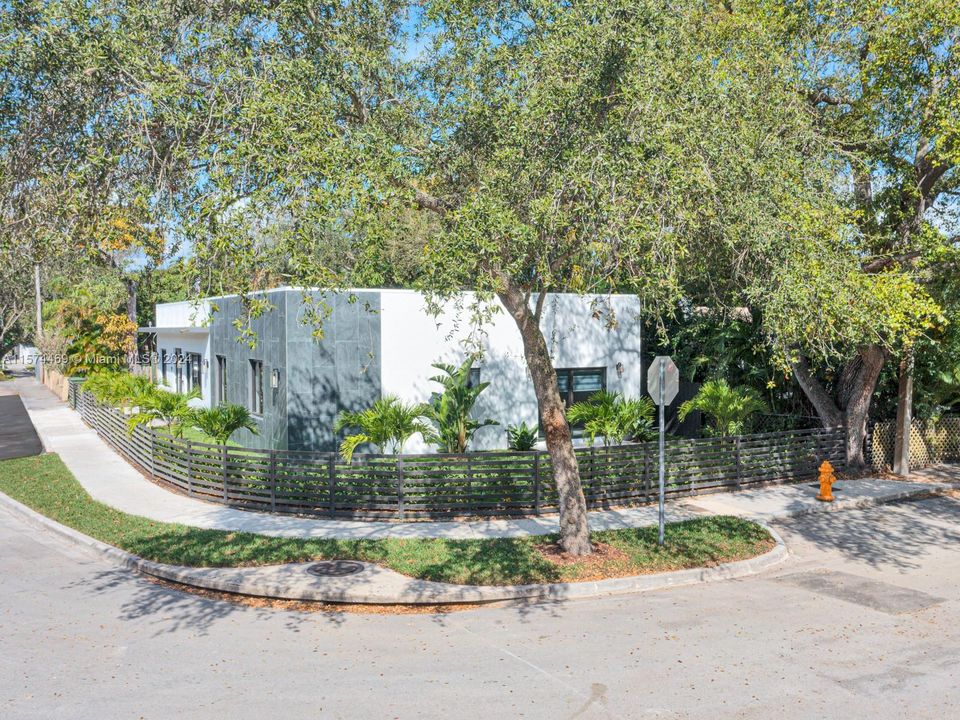 For Sale: $1,450,000 (3 beds, 2 baths, 1985 Square Feet)