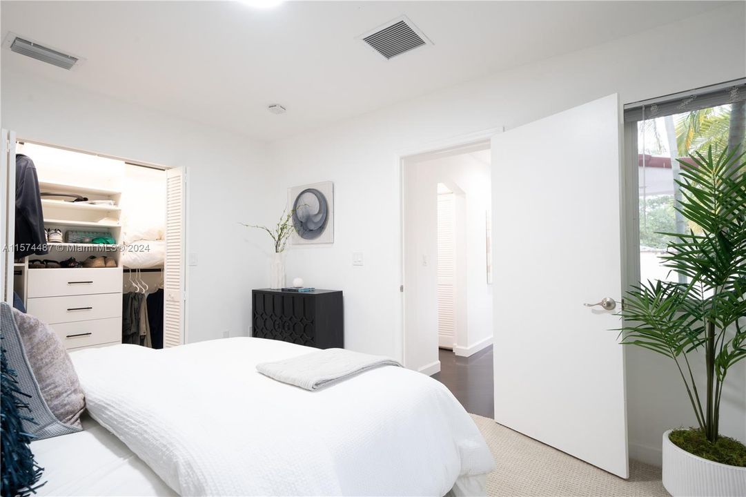 Active With Contract: $861,000 (3 beds, 2 baths, 1652 Square Feet)