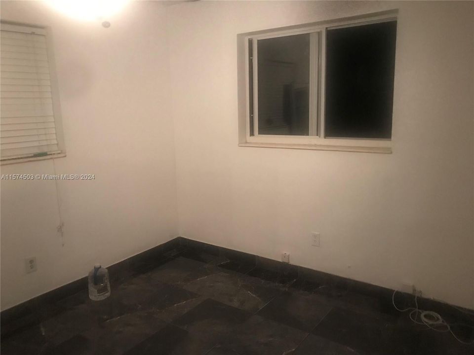 For Rent: $2,200 (2 beds, 1 baths, 1004 Square Feet)