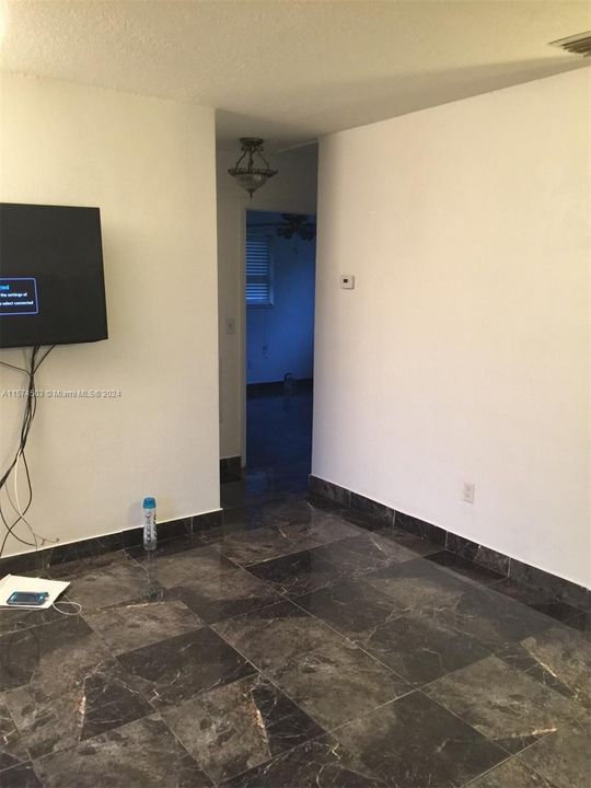For Rent: $2,200 (2 beds, 1 baths, 1004 Square Feet)
