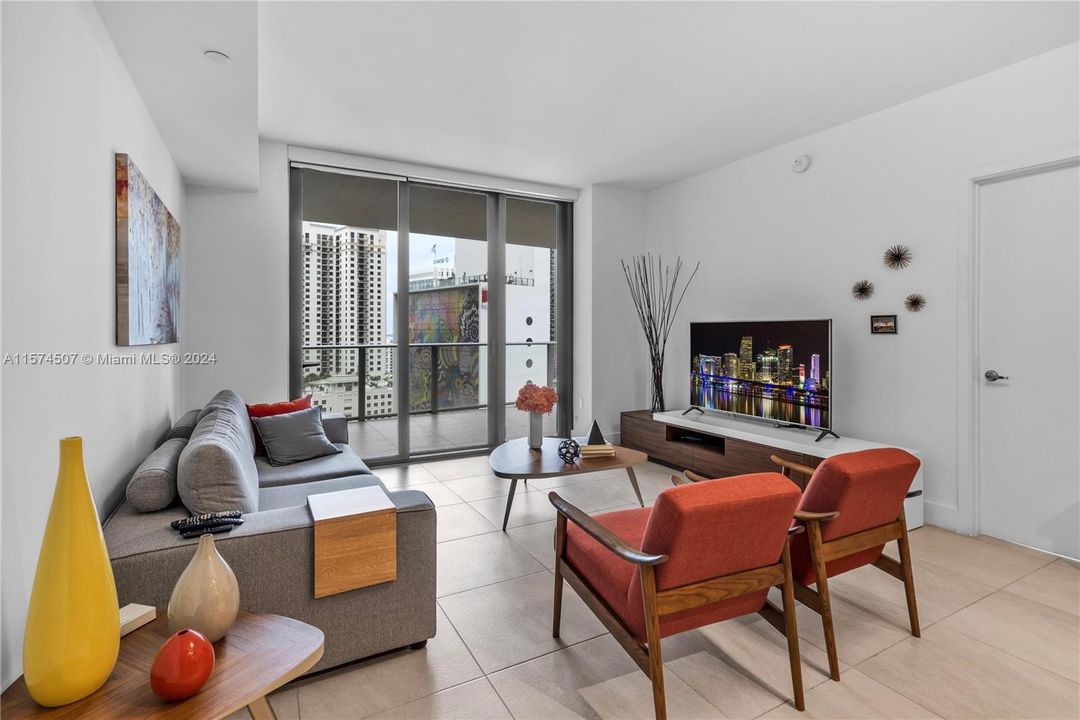 For Sale: $800,000 (1 beds, 1 baths, 975 Square Feet)