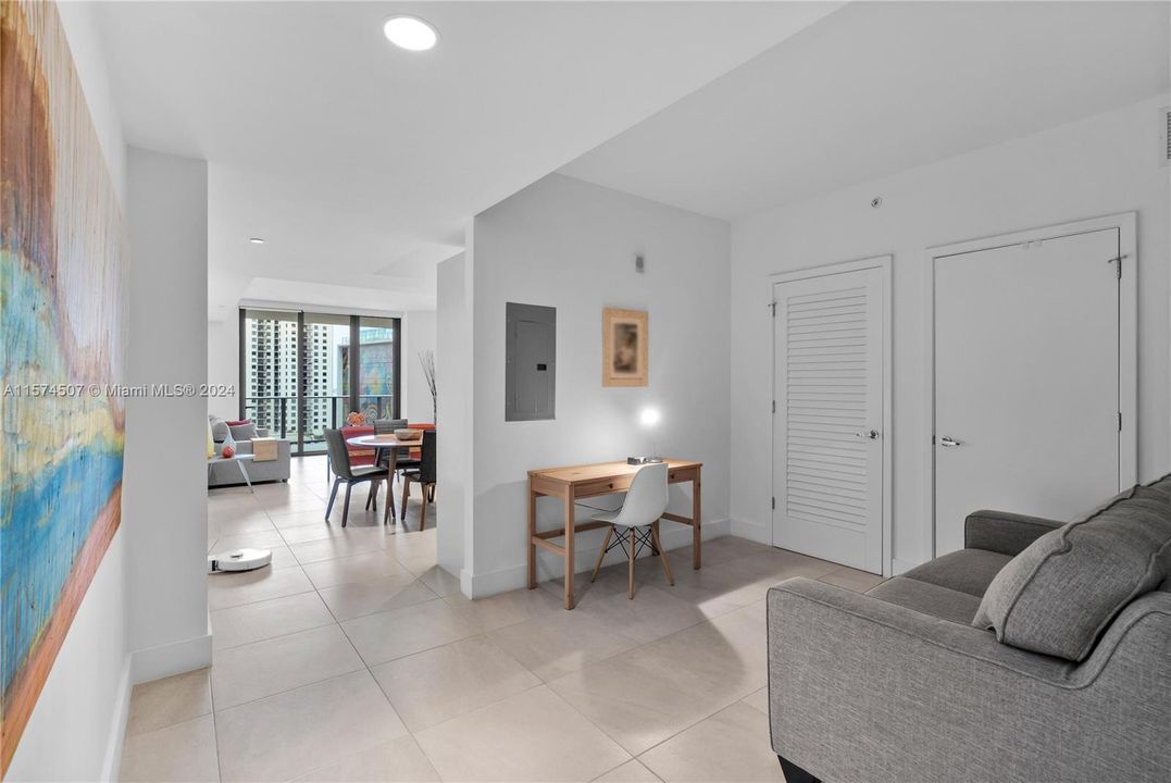 For Sale: $800,000 (1 beds, 1 baths, 975 Square Feet)