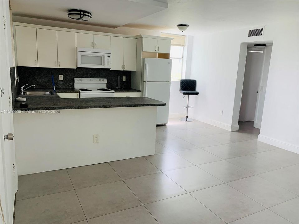 Active With Contract: $205,000 (1 beds, 1 baths, 620 Square Feet)