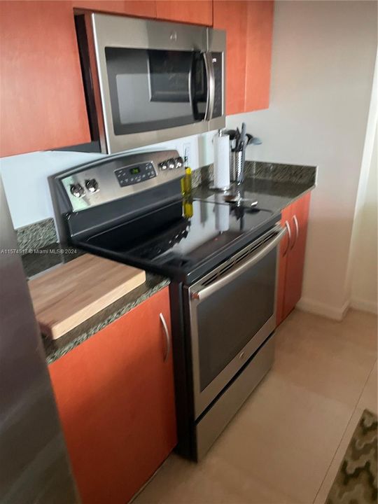 For Rent: $3,500 (1 beds, 1 baths, 825 Square Feet)