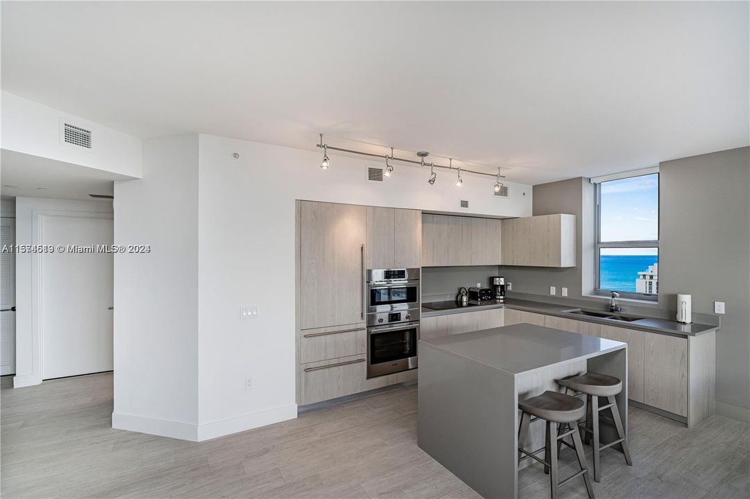 For Sale: $944,900 (2 beds, 2 baths, 1060 Square Feet)