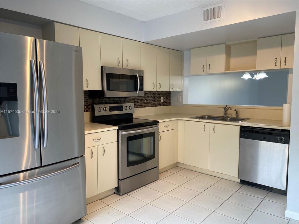 For Sale: $290,000 (2 beds, 2 baths, 1030 Square Feet)